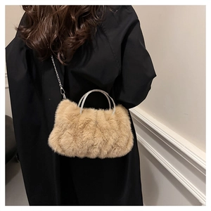 Détail d'un sac en peluche camel avec poignée en strass et bandoulière chaîne argent