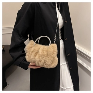 Détail du sac nuage en peluche avec poignée en strass et chaîne en métal amovible