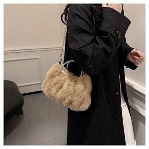 Détails du sac nuage en peluche kaki avec poignée en strass et chaîne en argent