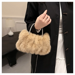 Détail du sac en fausse fourrure marron clair avec poignées strass et chaîne métal