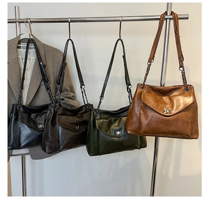 Eleganti borse tote in pelle in quattro colori appese con classiche chiusure a scatto in metallo