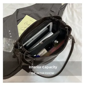 Capienza interna della borsa tote marrone scuro con ampi scomparti interni