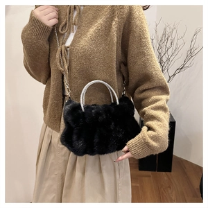 Détail du sac nuage en peluche noire avec poignée en strass et chaîne argentée