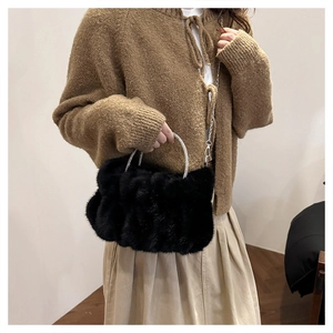 Détail d'un sac nuage en peluche noire avec poignée en strass et bandoulière en chaîne