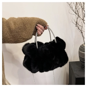 Détail du sac nuage en fausse fourrure noire avec poignées en strass et chaîne en métal