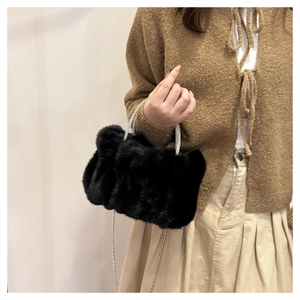 Détail du sac nuage en fausse fourrure noire avec poignée en strass et chaîne