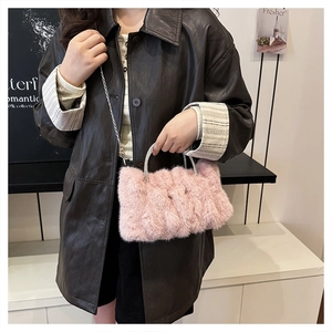 Détail du sac peluche rose avec poignée en strass de luxe et chaîne en métal argenté