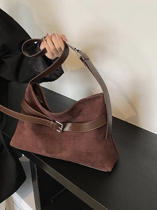 Sac fourre-tout en daim marron foncé avec boucle en cuir et bandoulière réglable
