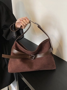 Sac fourre-tout en daim marron foncé avec bandoulière réglable et boucle en métal