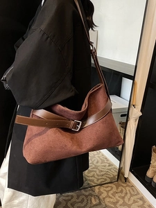 Sac fourre-tout en cuir dépoli marron avec boucle argentée pour le trajet quotidien