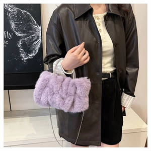Gros plan détaillé d'un sac nuage en peluche violet avec chaîne et poignée en strass