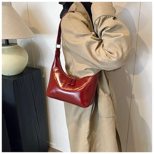 Dettaglio della borsa hobo bordeaux in pelle lucida con doppia cerniera e tracolla
