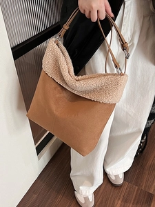 Borsa tote in pelle scamosciata caramello e pelliccia sintetica con tracolla per l'inverno