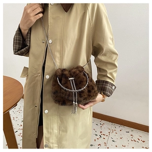Detailansicht der Beuteltasche mit Leopardenmuster, Kunstfell und silberner Kette