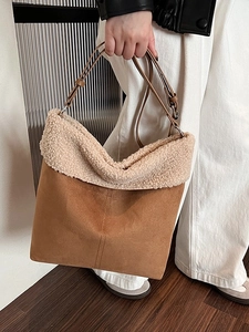 Borsa tote in camoscio marrone con bordo in lana d'agnello e tracolla in pelle