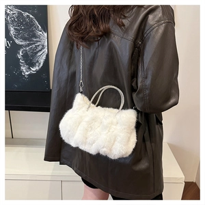 Détail du sac à main blanc en fausse fourrure avec poignée strass et chaîne
