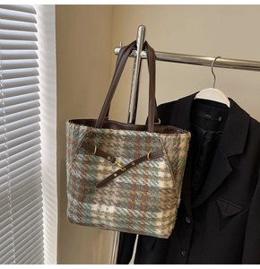 Detailansicht der Vintage-Karo-Woll-Tote-Bag mit braunen Lederriemen und Metallhaken