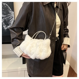 Détail du sac nuage en fausse fourrure blanche avec poignée strass et chaîne en métal