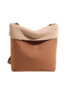 Borsa a tracolla marrone scamosciata con bordo in lana d'agnello color crema capiente