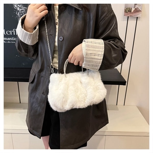 Détail du sac nuage en fausse fourrure blanche avec chaîne et poignée en perles