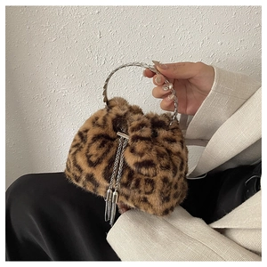 Detail der Leopard Plüsch Beuteltasche mit silbernem Metallgriff und Kettenquasten