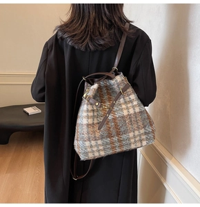 Detail der Wollstreifentextur und Lederriemen an der großen Hobo Schultertasche