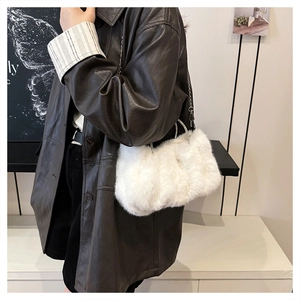 Sac à bandoulière en fausse fourrure blanche avec poignées en strass et chaîne en argent