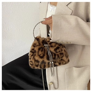 Detail der Bucket Bag mit Leopardenmuster, Metallgriff und silbernem Ketten-Schultergurt