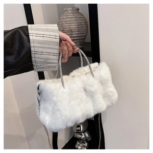 Détail du sac en peluche blanc avec poignées en strass et bandoulière chaîne