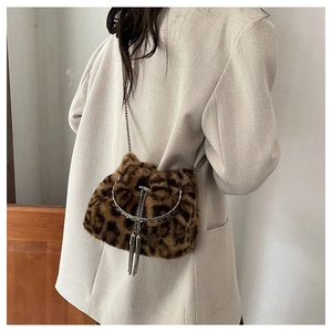 Detail der Bucket Bag mit Leopardenmuster, silberner Kette und Fransen-Quastenanhänger