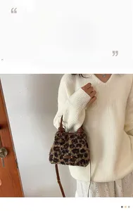 Gros plan sur le sac seau léopard en fausse fourrure avec poignées en cuir et logo