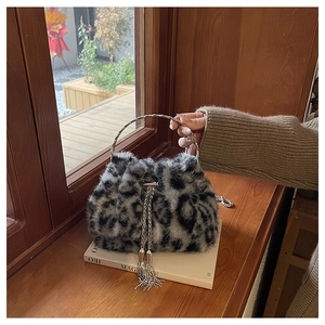 Detailansicht der flauschigen Leopard-Plüschtasche mit silbernem Metallgriff und Quasten