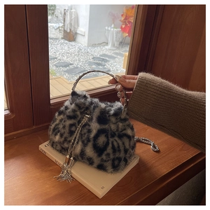 Detailaufnahme der Plüsch-Beuteltasche mit Leopardenmuster und Metallgriff