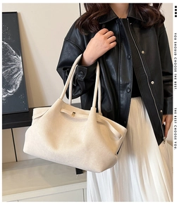Dettaglio della borsa tote in pelle scamosciata beige opaca con fibbia in metallo fine