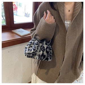 Detailansicht der Leoparden-Plüschtasche mit silbernen Metallfransen und feiner Kette