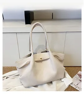 Dettaglio della borsa tote in pelle scamosciata bianco crema con fibbia in metallo