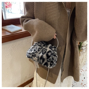 Detailansicht der Leoparden-Kunstpelz-Beuteltasche mit Silberkette und Quastenanhänger