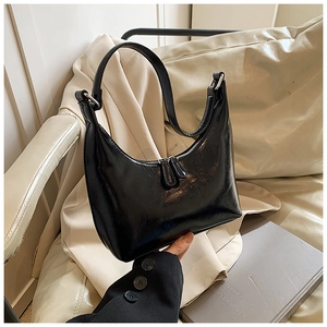 Vista dettagliata della borsa hobo in vernice nera con finiture in metallo argento