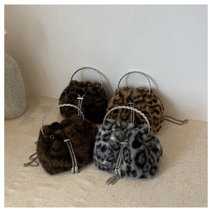 Draufsicht auf Plüsch-Beuteltaschen mit Leopardenmuster, Metallgriffen und Kettenriemen