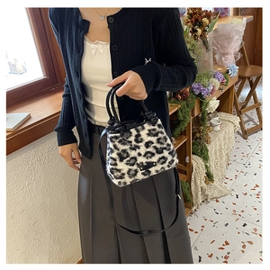 Dettaglio borsa leopardata in peluche con texture in eco-pelliccia e manico in pelle nera
