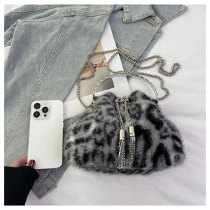 Detail der Kunstpelltasche mit Leopardenmuster, silbernem Metallgriff und Kettendetails