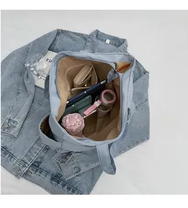 Vue de dessus de l'intérieur spacieux du sac cabas bleu clair avec poches et accessoires