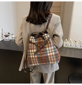 Detailaufnahme der Retro-Woll-Tote-Bag mit Karomuster, Lederriemen und goldener Schnalle