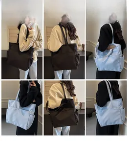 Collage de vues multi-angles d'un grand sac cabas en toile en noir et bleu ciel