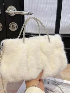 Sac nuage en peluche blanche avec poignées en strass et bandoulière en chaîne