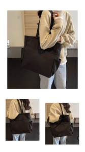 Détail du grand sac cabas noir en toile avec poches avant fonctionnelles et rangement