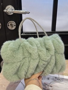 Sac nuage en peluche verte avec poignée en strass et bandoulière chaîne argentée