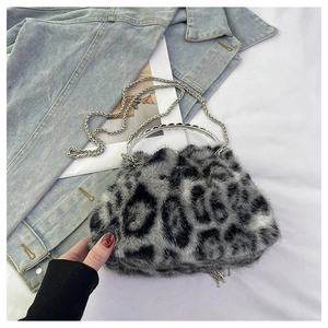 Detail der Handtasche mit Leopardenmuster, Perlengriff und silberner Metallkette