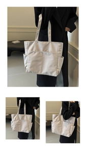 Détail du grand sac cabas en nylon avec poches avant pratiques et bandoulières robustes