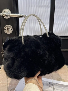 Sac à main chic en fausse fourrure noire avec poignées en strass et bandoulière en chaîne